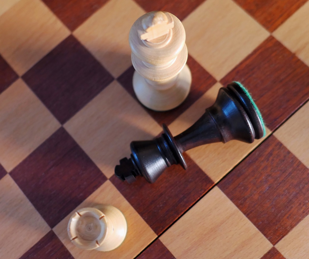 4月象棋比赛精彩瞬间回顾，赛场上的策略与智慧